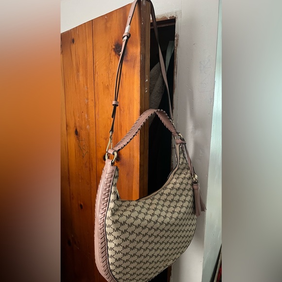 MICHAEL Michael Kors Lauryn
Large Logo-Print Shoulder Bag. Brand new! - Picture 11 of 12